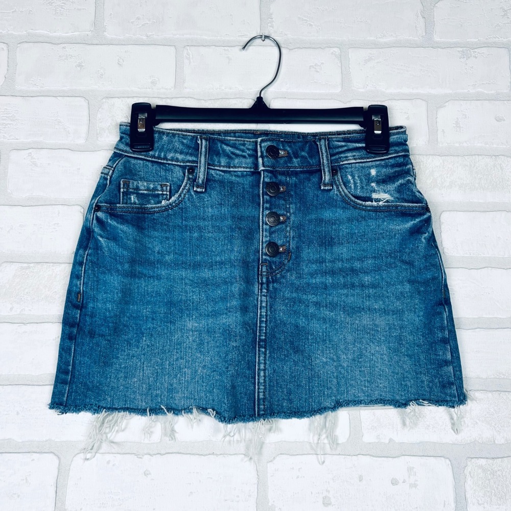 Old Navy Medium Wash Denim Mini Skirt‎ Button Fly Raw Hem Distressed Size 0